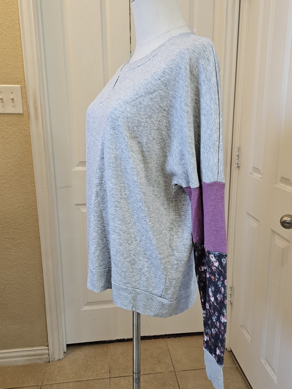 LUQ Heather Grey Floral Colorblock Pullover Top – Size Medium - Picture 6 of 9